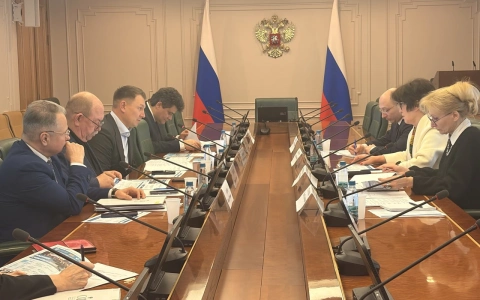 Председатель Комитета Совета Федерации по аграрно-продовольственной политике и природопользованию Александр Двойных провёл рабочую встречу с исполнительным директором РАВВ Еленой Довлатовой