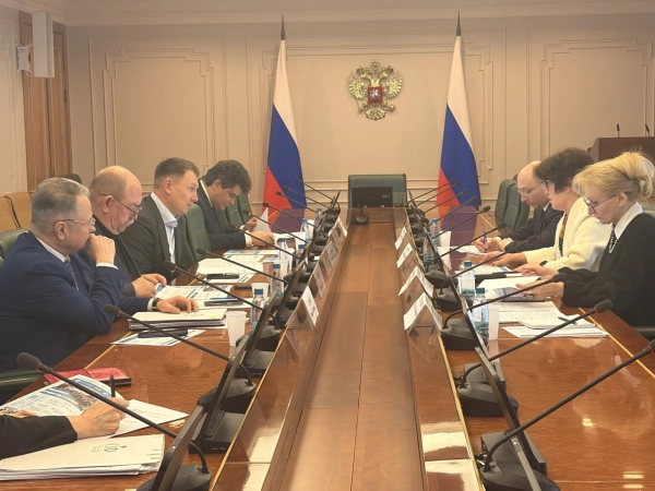 Председатель Комитета Совета Федерации по аграрно-продовольственной политике и природопользованию Александр Двойных провёл рабочую встречу с исполнительным директором РАВВ Еленой Довлатовой